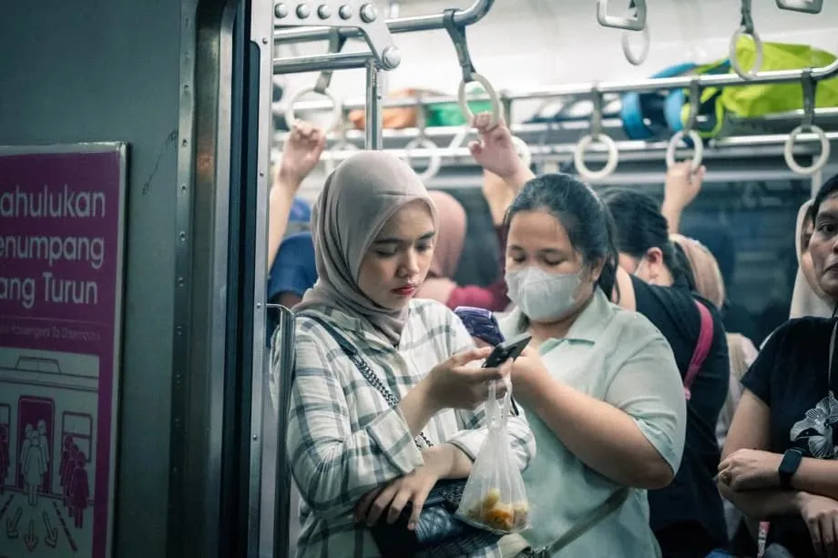 Die Pinjol-Falle: Wie Indonesiens junge Beschäftigte in digitale Schuldenspiralen geraten