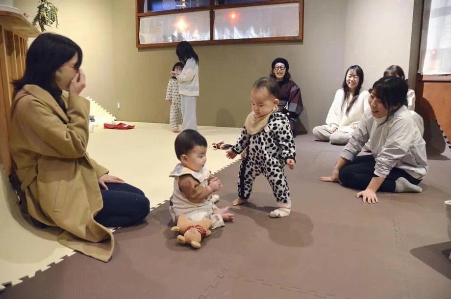 Japans nächtliche Schreicafés bieten erschöpften Müttern Zuflucht angesichts historisch niedriger Geburtenzahlen