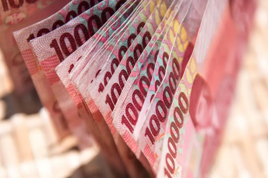Indonesische Rupiah stürzt auf historisches Tief, während ein perfekter Sturm aus Ölkrise, Politik und Kapitalflucht die Wirtschaft erfasst