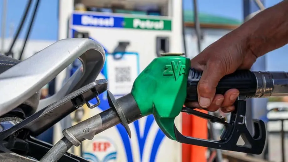 Indiens Einführung von E20-Benzin stellt Energiesicherheit gegen die Kosten für Autofahrer