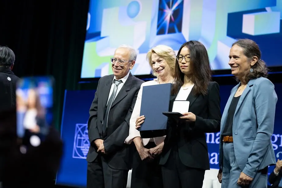Die chinesischen Mathematiker Wang Hong und Deng Yu gewinnen die Fields-Medaille 2026