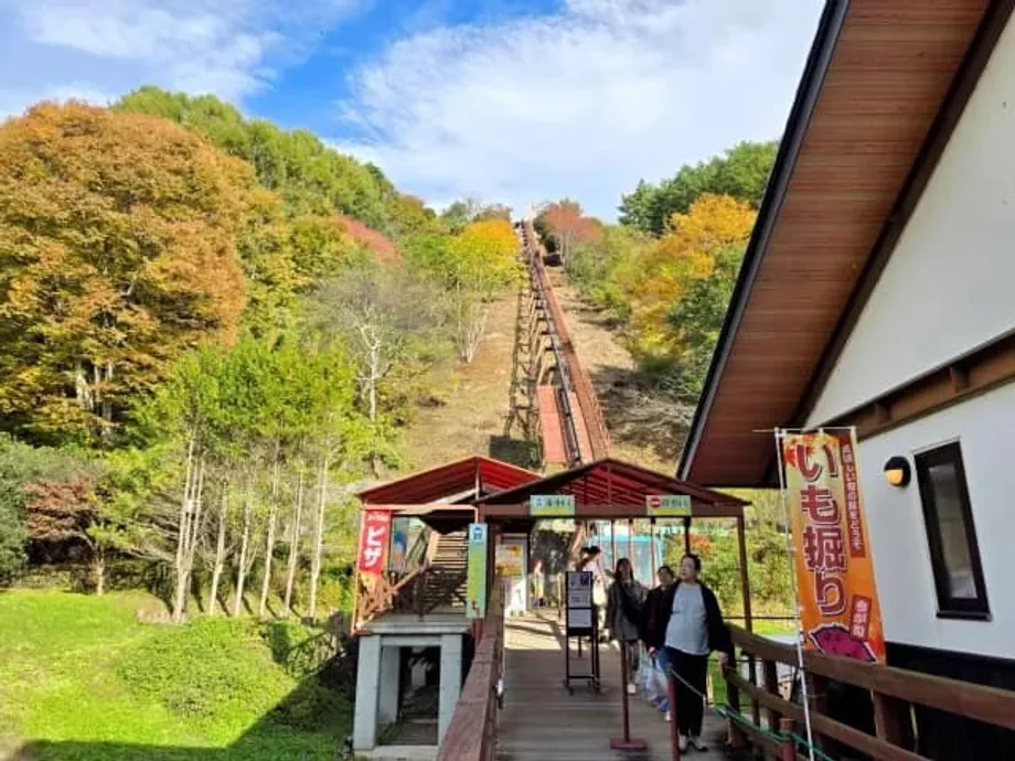Versteckter Berglift an der Michi no Eki Minami Kiyosato bringt Besucher zu einem Blumenpark