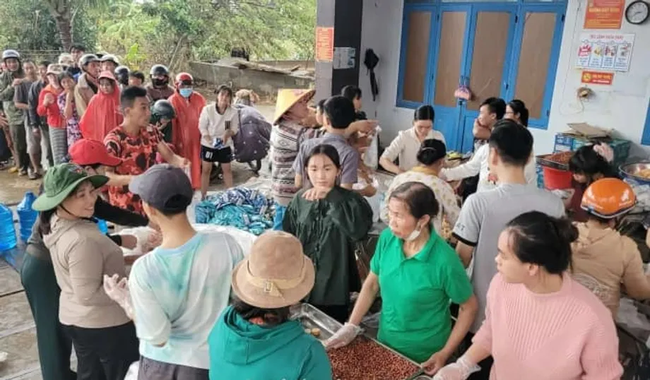 Freiwilligenküchen versorgen Tausende während der Überschwemmungen in Zentralvietnam