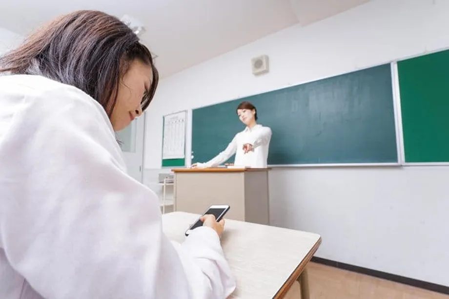 Südkoreas landesweites Handyverbot im Unterricht sorgt für Umsetzungschaos, während Schulen unterschiedliche Regeln festlegen