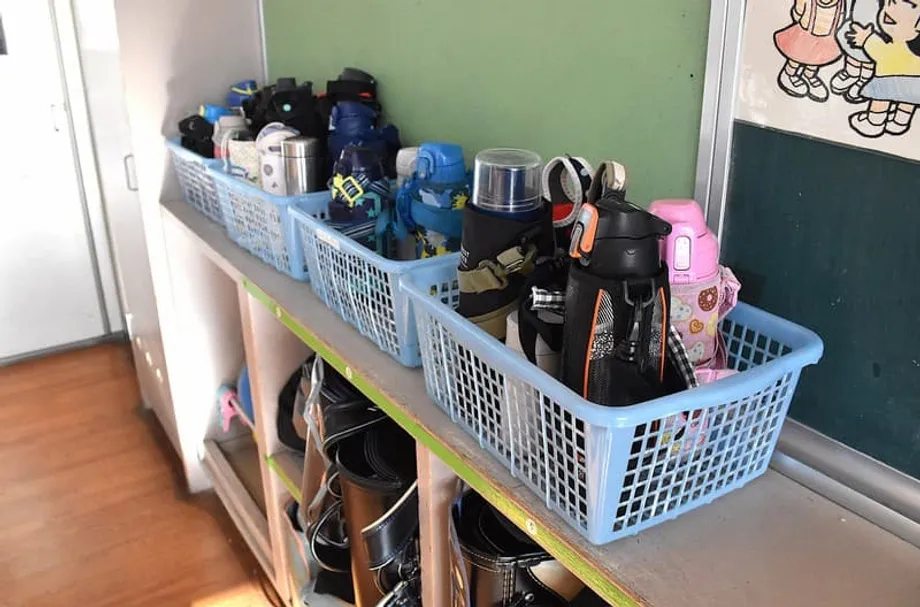 Fremdstoffe in Trinkflaschen an japanischen Schulen führen zu umfassenden Sicherheitsmaßnahmen