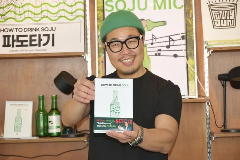 Soju-Künstler Funnyjun bringt koreanische Trinketikette einem weltweiten Publikum näher