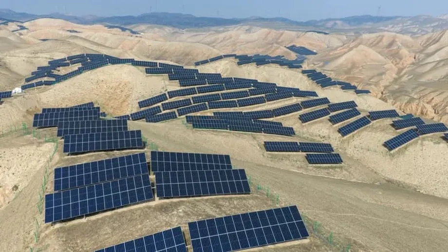 Chinas riesige Solaranlagen begrünen Wüsten und speisen Strom ins Netz ein