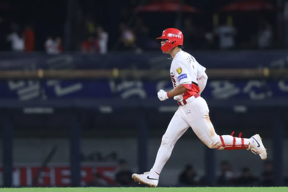 Kim Do-young's 100th Career Homer Clinches Third Place and Direct Postseason Berth for KIA