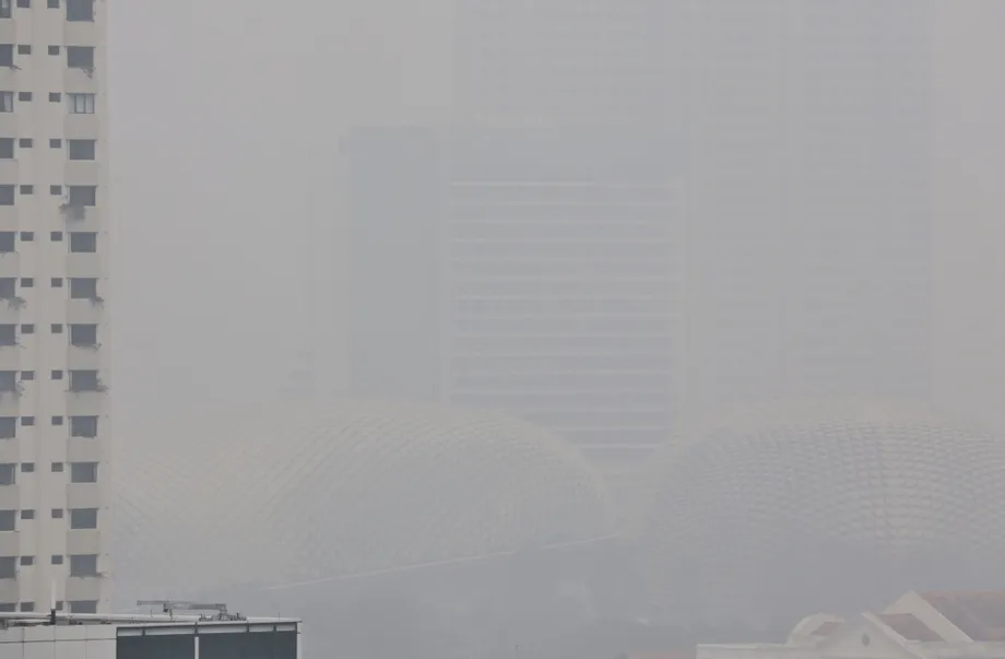 Singapore Haze Hits Very High PM2.5 Level as Masks, Shelters and Closures Expand