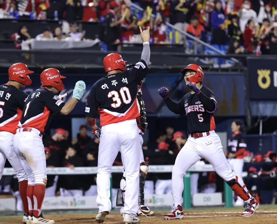 Kim Do-yeong's Record Grand Slam Sends Kia Past LG and Into Samsung Showdown