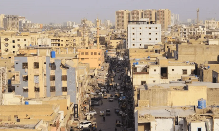 Karachis urbane Enge: Wie unregulierte Wohnraumverdichtung die Stadt verändert