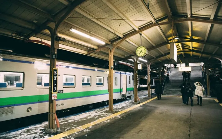 JR Hokkaido maßregelt Fahrer, der während eines planmäßigen Halts am Bahnhof Otaru beim Lesen gesehen wurde